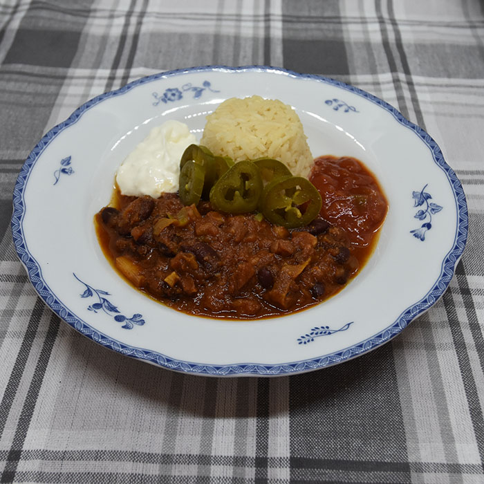 Fajitaskrydret bønnegryte Ingredienser: 1 Løk 100 g Bacon (i terninger) 2 ss Smør 4 fedd Hvitløk ½ Chili (rød) ½ ts Chilipulver 2 ts Paprika pulver (røkt) 1 ts Kumin 1 ts Hvitløkspulver ½ ts Koriander ¼ ts Chipotle chili 1 ts Oregano 1 stilk Selleri 5 dl Kyllingkraft (eller buljong) Ca 200 g Tomater (hermetiske) ½ Purre 400 g Bønner (kokte) Ris (kokt) https://heidisboble.no/ @heidisboble