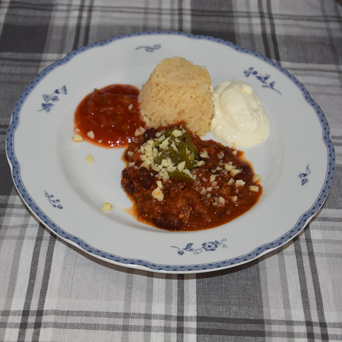 Fajitaskrydret bønnegryte Ingredienser: 1 Løk 100 g Bacon (i terninger) 2 ss Smør 4 fedd Hvitløk ½ Chili (rød) ½ ts Chilipulver 2 ts Paprika pulver (røkt) 1 ts Kumin 1 ts Hvitløkspulver ½ ts Koriander ¼ ts Chipotle chili 1 ts Oregano 1 stilk Selleri 5 dl Kyllingkraft (eller buljong) Ca 200 g Tomater (hermetiske) ½ Purre 400 g Bønner (kokte) Ris (kokt) https://heidisboble.no/ @heidisboble