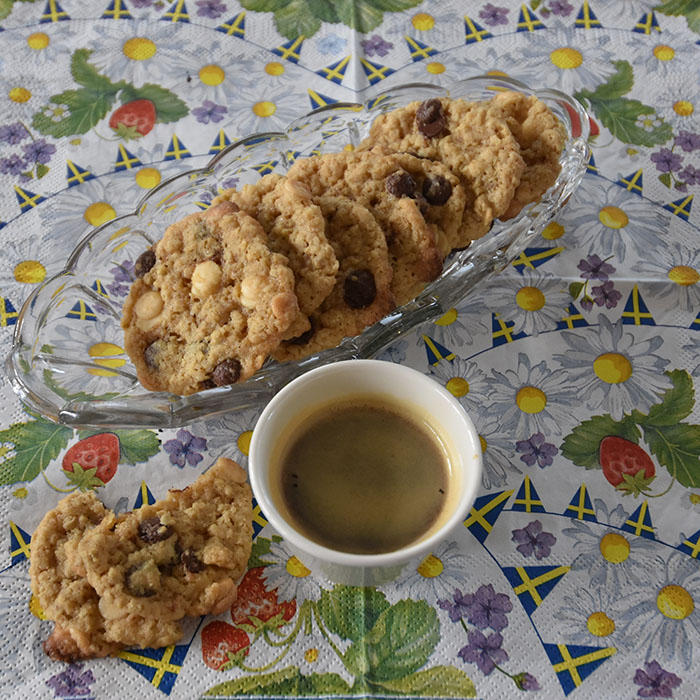 Mormors Havrekjeks med sjokladebiter Ingredienser: 200 g Smør 2 ½ dl Sukker (hvitt) ½ dl Sukker (brunt) 2 ts Vaniljesukker 1 Egg 2 ½ dl Hvetemel 5 dl Havregryn (lettkokte) ½ ts Bakepulver ½ ts Natron Sjokoladebiter (lyse og mørke) https://heidisboble.no/ @heidisboble