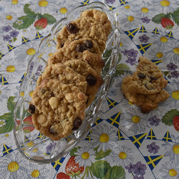 Mormors Havrekjeks med sjokladebiter Ingredienser: 200 g Smør 2 ½ dl Sukker (hvitt) ½ dl Sukker (brunt) 2 ts Vaniljesukker 1 Egg 2 ½ dl Hvetemel 5 dl Havregryn (lettkokte) ½ ts Bakepulver ½ ts Natron Sjokoladebiter (lyse og mørke) https://heidisboble.no/ @heidisboble