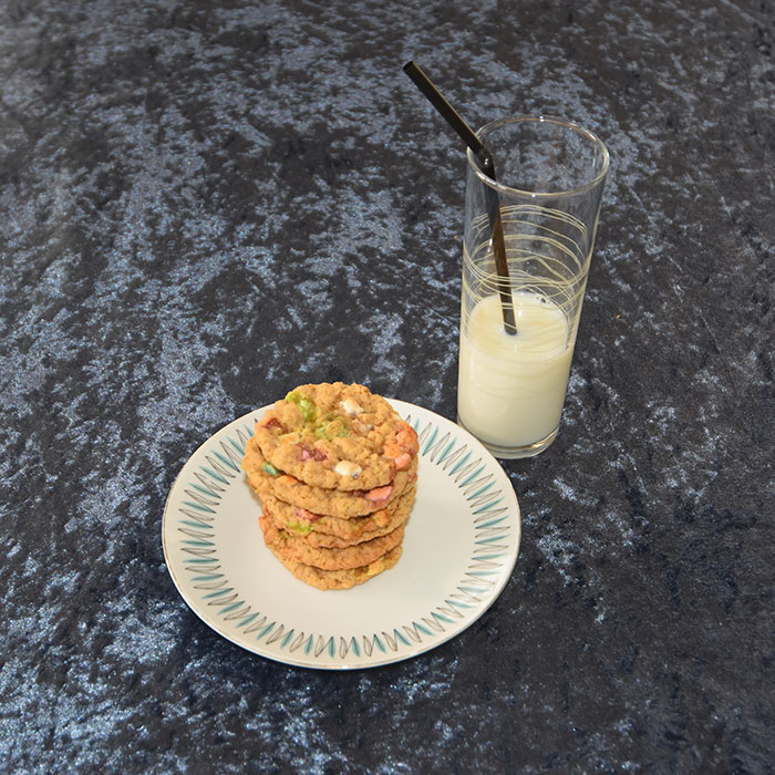 Meteoritt kjeks (Havrekjeks) Porsjoner Tid Vanskelighetsgrad 36 30 min Enkel Ingredienser 200 g Smør 2 ½ dl Sukker (hvitt) ½ dl Sukker (brunt) 2 ts Vaniljesukker 1 Egg 2 ½ dl Hvetemel 5 dl Havregryn (lettkokte) ½ ts Bakepulver ½ ts Natron Smakstilsetning (valgfritt): Marshmallows (mini) Eller Sjokoladebiter (Hvite og mørke) https://heidisboble.no/ @heidisboble