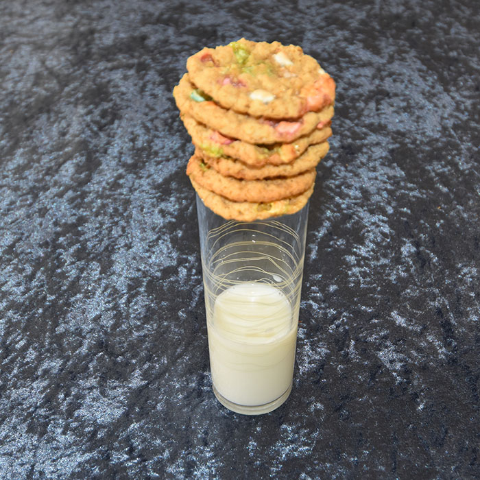 Meteoritt kjeks (Havrekjeks) Porsjoner Tid Vanskelighetsgrad 36 30 min Enkel Ingredienser 200 g Smør 2 ½ dl Sukker (hvitt) ½ dl Sukker (brunt) 2 ts Vaniljesukker 1 Egg 2 ½ dl Hvetemel 5 dl Havregryn (lettkokte) ½ ts Bakepulver ½ ts Natron Smakstilsetning (valgfritt): Marshmallows (mini) Eller Sjokoladebiter (Hvite og mørke) https://heidisboble.no/ @heidisboble