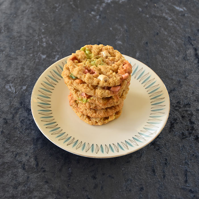 Meteoritt kjeks (Havrekjeks) Porsjoner Tid Vanskelighetsgrad 36 30 min Enkel Ingredienser 200 g Smør 2 ½ dl Sukker (hvitt) ½ dl Sukker (brunt) 2 ts Vaniljesukker 1 Egg 2 ½ dl Hvetemel 5 dl Havregryn (lettkokte) ½ ts Bakepulver ½ ts Natron Smakstilsetning (valgfritt): Marshmallows (mini) Eller Sjokoladebiter (Hvite og mørke) https://heidisboble.no/ @heidisboble