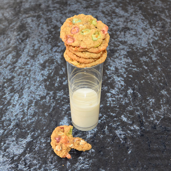 Meteoritt kjeks (Havrekjeks) Porsjoner Tid Vanskelighetsgrad 36 30 min Enkel Ingredienser 200 g Smør 2 ½ dl Sukker (hvitt) ½ dl Sukker (brunt) 2 ts Vaniljesukker 1 Egg 2 ½ dl Hvetemel 5 dl Havregryn (lettkokte) ½ ts Bakepulver ½ ts Natron Smakstilsetning (valgfritt): Marshmallows (mini) Eller Sjokoladebiter (Hvite og mørke) https://heidisboble.no/ @heidisboble