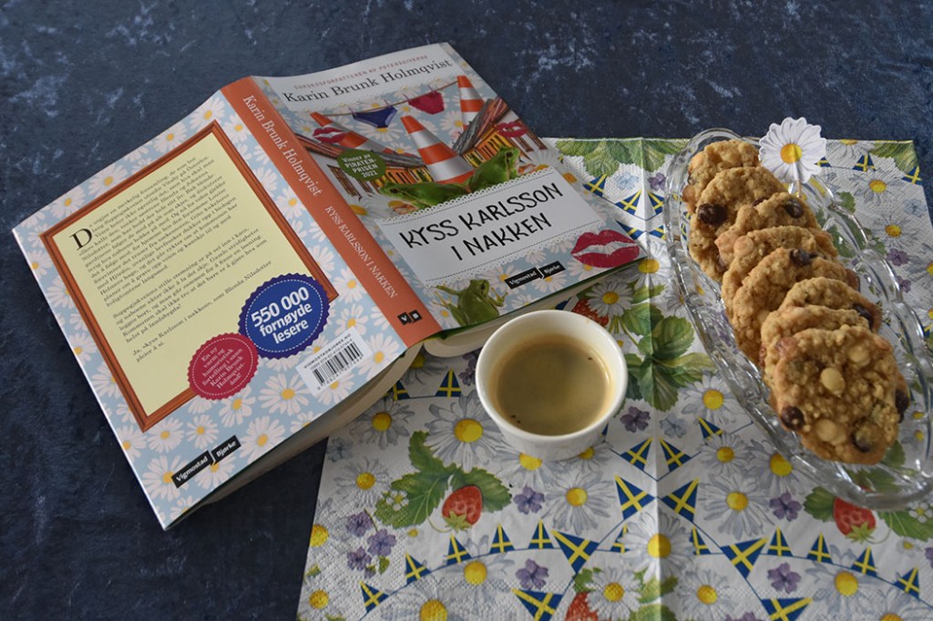 Holmqvist, Karin Brunk (2022) «Kyss Karlsson i nakken», Vigmostad Bjørke OG Mormors Havrekjeks med sjokladebiter Ingredienser: 200 g Smør 2 ½ dl Sukker (hvitt) ½ dl Sukker (brunt) 2 ts Vaniljesukker 1 Egg 2 ½ dl Hvetemel 5 dl Havregryn (lettkokte) ½ ts Bakepulver ½ ts Natron Sjokoladebiter (lyse og mørke) https://heidisboble.no/ @heidisboble