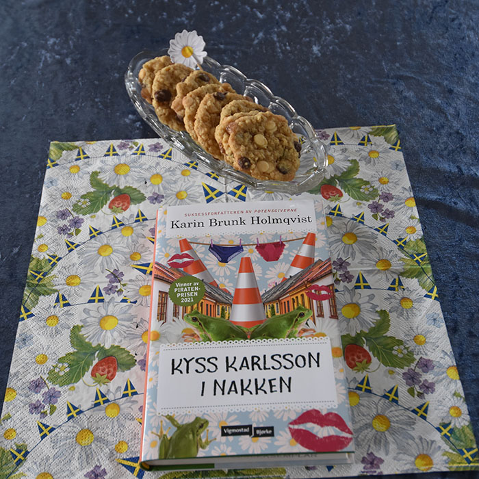 Holmqvist, Karin Brunk (2022) «Kyss Karlsson i nakken», Vigmostad Bjørke OG Mormors Havrekjeks med sjokladebiter Ingredienser: 200 g Smør 2 ½ dl Sukker (hvitt) ½ dl Sukker (brunt) 2 ts Vaniljesukker 1 Egg 2 ½ dl Hvetemel 5 dl Havregryn (lettkokte) ½ ts Bakepulver ½ ts Natron Sjokoladebiter (lyse og mørke) https://heidisboble.no/ @heidisboble