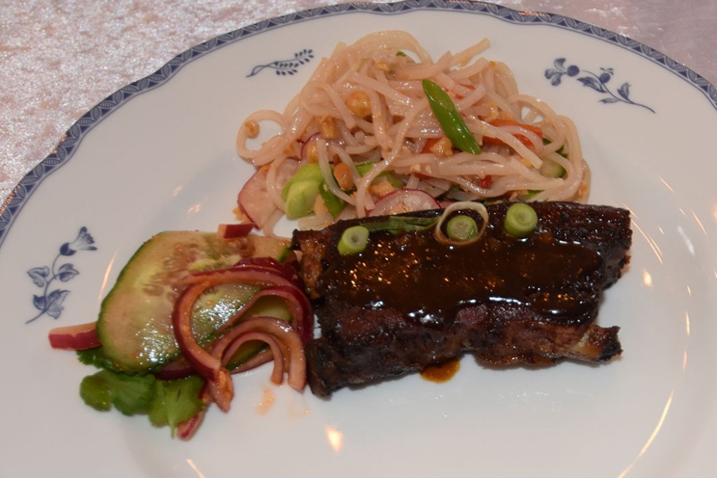 Honning- og hoisinglasert ribbe Ingredienser: 2 kg Familieribbe (eller annen ribbe) 2 dl Vann Salt, pepper Glaze: 2 dl Hoisinsaus 2 dl Østerssaus 1 dl Honning (flytende) 2 ss Ingefær (revet) 8 fedd Hvitløk 2 ss Sesamolje 1 ss Svart vineddik (eller balsamicoeddik) 1 ss Gochujang (eller sambal olek) Tips! Tilsett 1-2 ss Gochujang eller sambal olek hvis du ønsker ribba litt sterkere https://heidisboble.no/ @heidisboble