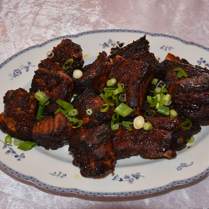 Honning- og hoisinglasert ribbe Ingredienser: 2 kg Familieribbe (eller annen ribbe) 2 dl Vann Salt, pepper Glaze: 2 dl Hoisinsaus 2 dl Østerssaus 1 dl Honning (flytende) 2 ss Ingefær (revet) 8 fedd Hvitløk 2 ss Sesamolje 1 ss Svart vineddik (eller balsamicoeddik) 1 ss Gochujang (eller sambal olek) Tips! Tilsett 1-2 ss Gochujang eller sambal olek hvis du ønsker ribba litt sterkere https://heidisboble.no/ @heidisboble