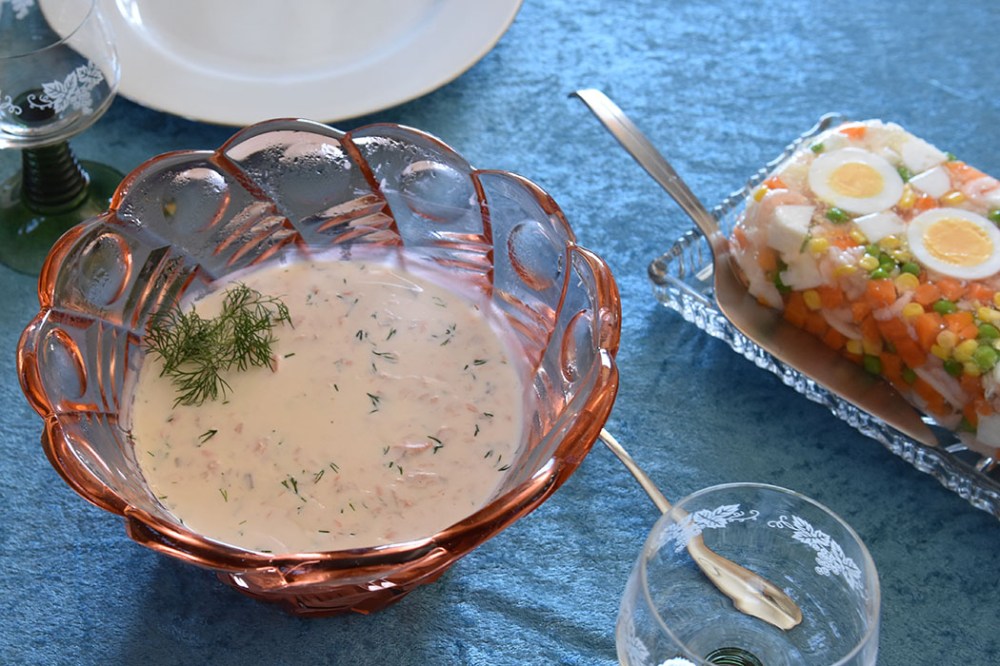 Enkel Laksemousse Ingredienser: 1 pk Aspik (lys buljong-gelé) 2 ½ dl Vann (kokende) 300-400 g Laks (kokt og renset) 3 dl Rømme (lett) 1-2 ss Sitronsaft (nypresset) 1-2 ss Dill (hakket) https://heidisboble.no/ @heidisboble