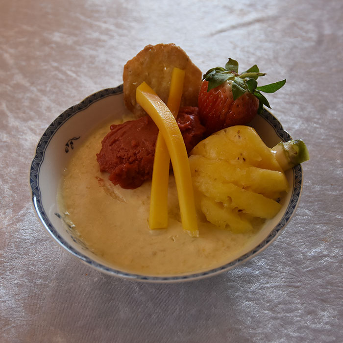 Mangopudding Ingredienser 25 g Sagogryn 2 ½ dl Vann 25 g Sukker 1-2 Mangoer (store, modne ca 400 g) 3 dl Kremfløte 3 pl Gelatin Pynt/topping (Valgfritt) Bringebærsorbe Ananas (mini, skrelt og delt i 2) Bringebær Mango (biter) https://heidisboble.no/ @heidisboble