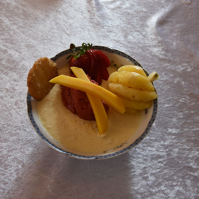 Mangopudding Ingredienser 25 g Sagogryn 2 ½ dl Vann 25 g Sukker 1-2 Mangoer (store, modne ca 400 g) 3 dl Kremfløte 3 pl Gelatin Pynt/topping (Valgfritt) Bringebærsorbe Ananas (mini, skrelt og delt i 2) Bringebær Mango (biter) https://heidisboble.no/ @heidisboble