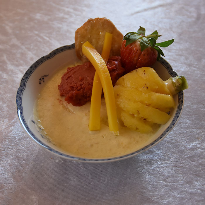 Mangopudding Ingredienser 25 g Sagogryn 2 ½ dl Vann 25 g Sukker 1-2 Mangoer (store, modne ca 400 g) 3 dl Kremfløte 3 pl Gelatin Pynt/topping (Valgfritt) Bringebærsorbe Ananas (mini, skrelt og delt i 2) Bringebær Mango (biter) https://heidisboble.no/ @heidisboble