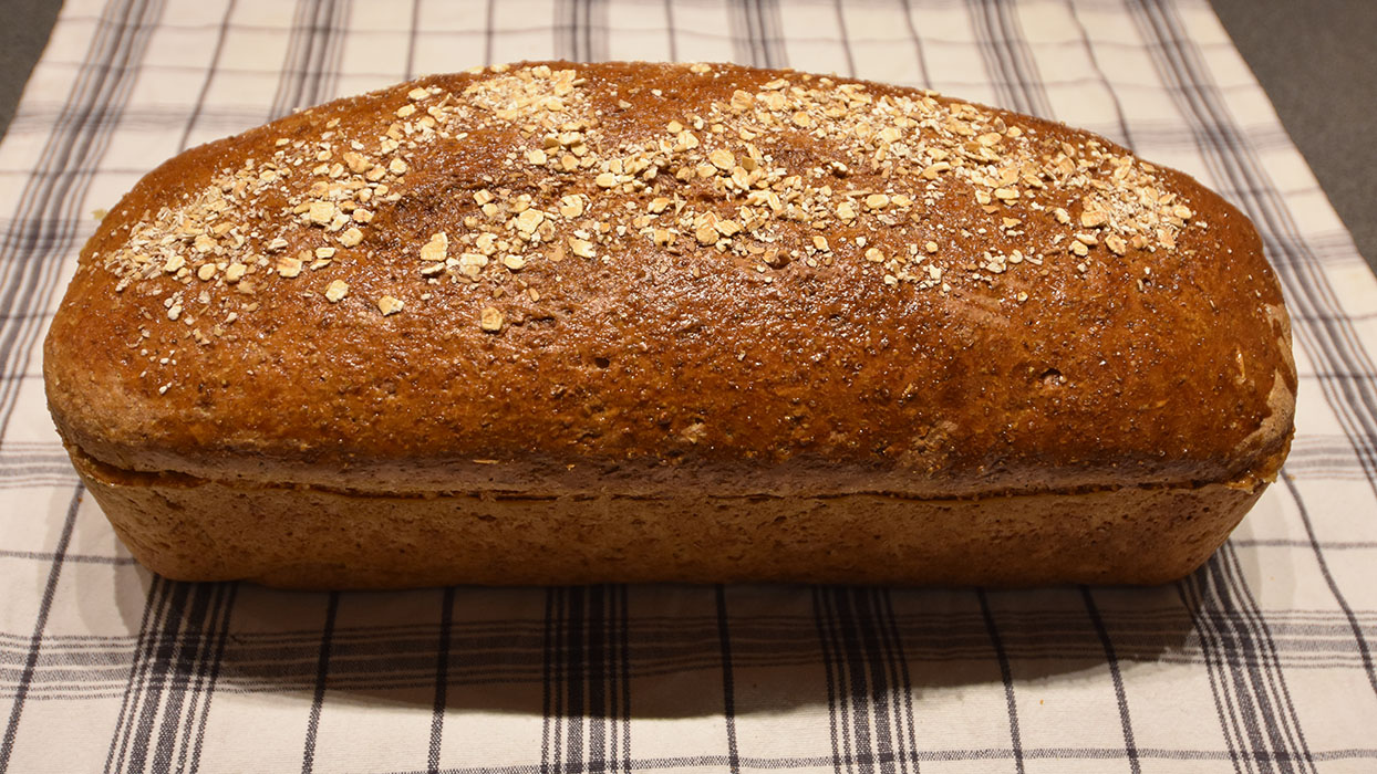 Matpakkebrød fra oppskrift fra Brød og korn (oppskrifttest) Ingredienser: Fordeig: 10 dl Kulturmelk (skummet) 500 g Sammalt hvete (grov) 400 g Sammalt rug (grov) 150 Sammalt rug (fin) 30 g Havregryn (lettkokte) 50 g Havrekli Hoveddeig: 3 dl Vann 50 g Gjær (fersk) 400 g Hvetemel 200 g Fullkornshvete 2 ts Salt Topping (valgfritt): 1 Egg 1 ss Havregryn og hvetekli https://heidisboble.no/ @heidisboble
