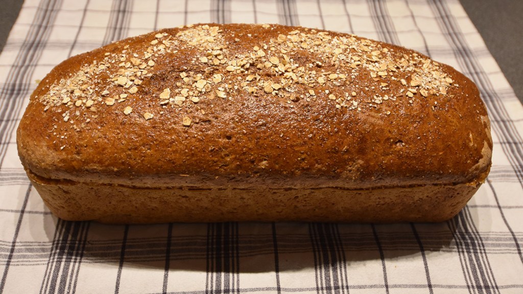 Matpakkebrød fra oppskrift fra Brød og korn (oppskrifttest) Ingredienser: Fordeig: 10 dl Kulturmelk (skummet) 500 g Sammalt hvete (grov) 400 g Sammalt rug (grov) 150 Sammalt rug (fin) 30 g Havregryn (lettkokte) 50 g Havrekli Hoveddeig: 3 dl Vann 50 g Gjær (fersk) 400 g Hvetemel 200 g Fullkornshvete 2 ts Salt Topping (valgfritt): 1 Egg 1 ss Havregryn og hvetekli https://heidisboble.no/ @heidisboble