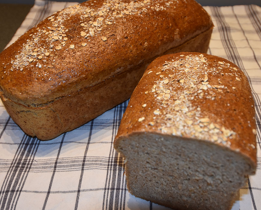 Matpakkebrød fra oppskrift fra Brød og korn (oppskrifttest) Ingredienser: Fordeig: 10 dl Kulturmelk (skummet) 500 g Sammalt hvete (grov) 400 g Sammalt rug (grov) 150 Sammalt rug (fin) 30 g Havregryn (lettkokte) 50 g Havrekli Hoveddeig: 3 dl Vann 50 g Gjær (fersk) 400 g Hvetemel 200 g Fullkornshvete 2 ts Salt Topping (valgfritt): 1 Egg 1 ss Havregryn og hvetekli https://heidisboble.no/ @heidisboble