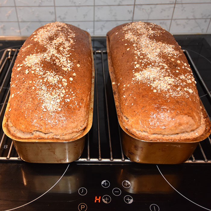 Matpakkebrød fra oppskrift fra Brød og korn (oppskrifttest) Ingredienser: Fordeig: 10 dl Kulturmelk (skummet) 500 g Sammalt hvete (grov) 400 g Sammalt rug (grov) 150 Sammalt rug (fin) 30 g Havregryn (lettkokte) 50 g Havrekli Hoveddeig: 3 dl Vann 50 g Gjær (fersk) 400 g Hvetemel 200 g Fullkornshvete 2 ts Salt Topping (valgfritt): 1 Egg 1 ss Havregryn og hvetekli https://heidisboble.no/ @heidisboble