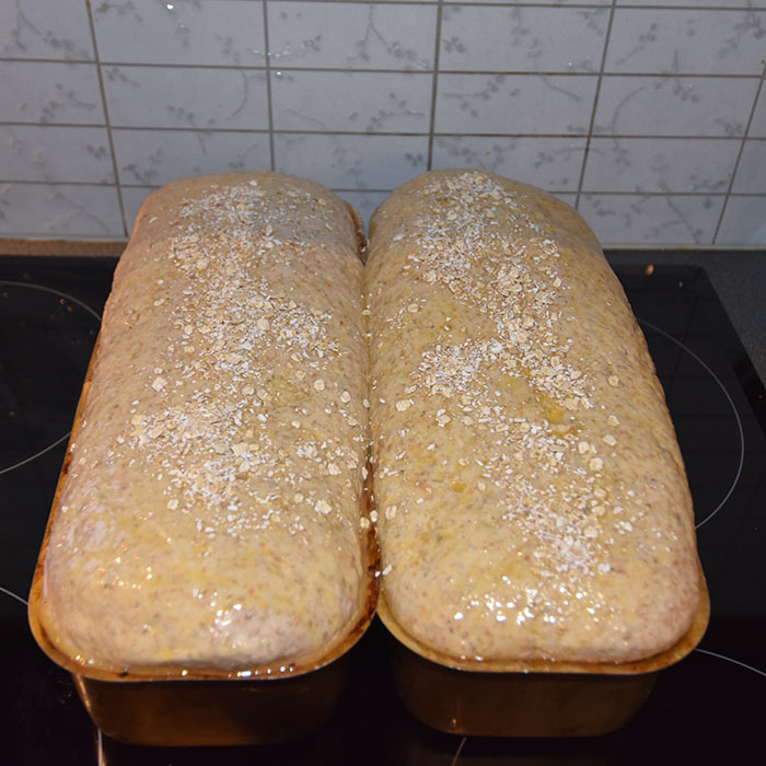 Matpakkebrød fra oppskrift fra Brød og korn (oppskrifttest) Ingredienser: Fordeig: 10 dl Kulturmelk (skummet) 500 g Sammalt hvete (grov) 400 g Sammalt rug (grov) 150 Sammalt rug (fin) 30 g Havregryn (lettkokte) 50 g Havrekli Hoveddeig: 3 dl Vann 50 g Gjær (fersk) 400 g Hvetemel 200 g Fullkornshvete 2 ts Salt Topping (valgfritt): 1 Egg 1 ss Havregryn og hvetekli https://heidisboble.no/ @heidisboble