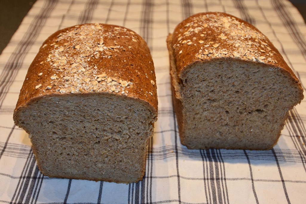 Matpakkebrød fra oppskrift fra Brød og korn (oppskrifttest) Ingredienser: Fordeig: 10 dl Kulturmelk (skummet) 500 g Sammalt hvete (grov) 400 g Sammalt rug (grov) 150 Sammalt rug (fin) 30 g Havregryn (lettkokte) 50 g Havrekli Hoveddeig: 3 dl Vann 50 g Gjær (fersk) 400 g Hvetemel 200 g Fullkornshvete 2 ts Salt Topping (valgfritt): 1 Egg 1 ss Havregryn og hvetekli https://heidisboble.no/ @heidisboble