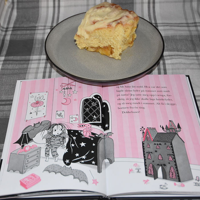 Muncaster, Harriet (2022) «Isadora Måneblomst – møter tannfeen», Vigmostad Bjørke OG Eplesnurrer Ingredienser 20 g Havregryn 5 ½ dl Vann 1 pakke Gjær 1 dl Olje (raps) 200 g Sukker 5 g Salt 20 g Kardemomme 1 kg Hvetemel Eplefyll: 3 ss Smør 3-4 Epler (i biter) ½ dl Sukker Kanelfyll: 4 ss Smør ¾ dl Brunt sukker 1 ss Kanel Kremosttopping: 100 g Kremost (myk) 25 g Smør (mykt) 100 - 150 g Melis 1 ts Appelsinsaft (presset) https://heidisboble.no/ @heidisboble