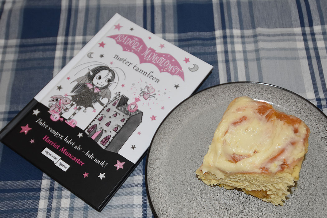 Muncaster, Harriet (2022) «Isadora Måneblomst – møter tannfeen», Vigmostad Bjørke OG Eplesnurrer Ingredienser 20 g Havregryn 5 ½ dl Vann 1 pakke Gjær 1 dl Olje (raps) 200 g Sukker 5 g Salt 20 g Kardemomme 1 kg Hvetemel Eplefyll: 3 ss Smør 3-4 Epler (i biter) ½ dl Sukker Kanelfyll: 4 ss Smør ¾ dl Brunt sukker 1 ss Kanel Kremosttopping: 100 g Kremost (myk) 25 g Smør (mykt) 100 - 150 g Melis 1 ts Appelsinsaft (presset) https://heidisboble.no/ @heidisboble