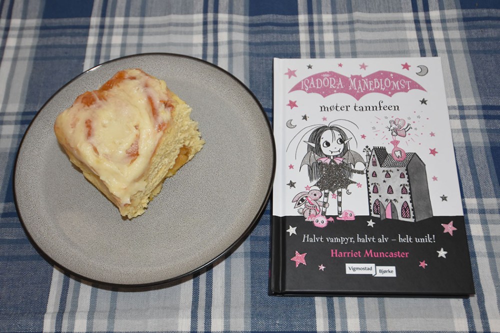 Muncaster, Harriet (2022) «Isadora Måneblomst – møter tannfeen», Vigmostad Bjørke OG Eplesnurrer Ingredienser 20 g Havregryn 5 ½ dl Vann 1 pakke Gjær 1 dl Olje (raps) 200 g Sukker 5 g Salt 20 g Kardemomme 1 kg Hvetemel Eplefyll: 3 ss Smør 3-4 Epler (i biter) ½ dl Sukker Kanelfyll: 4 ss Smør ¾ dl Brunt sukker 1 ss Kanel Kremosttopping: 100 g Kremost (myk) 25 g Smør (mykt) 100 - 150 g Melis 1 ts Appelsinsaft (presset) https://heidisboble.no/ @heidisboble