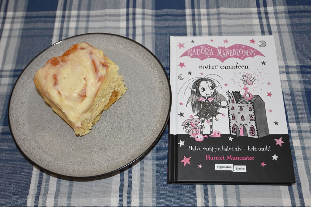 Muncaster, Harriet (2022) «Isadora Måneblomst – møter tannfeen», Vigmostad Bjørke OG Eplesnurrer Ingredienser 20 g Havregryn 5 ½ dl Vann 1 pakke Gjær 1 dl Olje (raps) 200 g Sukker 5 g Salt 20 g Kardemomme 1 kg Hvetemel Eplefyll: 3 ss Smør 3-4 Epler (i biter) ½ dl Sukker Kanelfyll: 4 ss Smør ¾ dl Brunt sukker 1 ss Kanel Kremosttopping: 100 g Kremost (myk) 25 g Smør (mykt) 100 - 150 g Melis 1 ts Appelsinsaft (presset) https://heidisboble.no/ @heidisboble