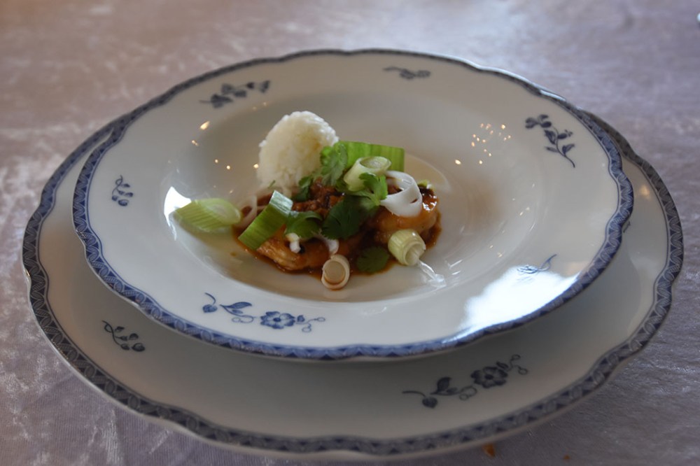 Scampi i bønnesaus Ingredienser 2 ss Olje (soya, raps, eller peanøtt) 1 ts Hvitløk (finhakket) 1 ts Ingefær (feersk, finhakket) 1 ss Misopasta (Aka misopaste) 1 ss Bønnepasta (Sichuan salted black beans) 12-16 Scampi ½ ts Soyasaus (lys) 1 ts Risvin (Shannoxing eller annen) 1 ts Sukker 1 Chili (rød, med eller uten frø) 4 ss Kyllingkraft 1 ss Vårløk (finhakket) https://heidisboble.no/ @heidisboble