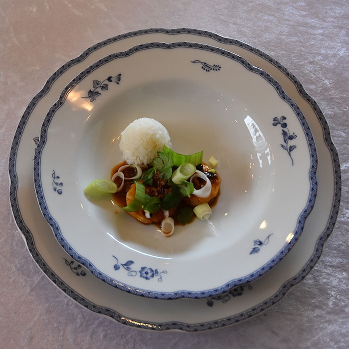 Scampi i bønnesaus Ingredienser 2 ss Olje (soya, raps, eller peanøtt) 1 ts Hvitløk (finhakket) 1 ts Ingefær (feersk, finhakket) 1 ss Misopasta (Aka misopaste) 1 ss Bønnepasta (Sichuan salted black beans) 12-16 Scampi ½ ts Soyasaus (lys) 1 ts Risvin (Shannoxing eller annen) 1 ts Sukker 1 Chili (rød, med eller uten frø) 4 ss Kyllingkraft 1 ss Vårløk (finhakket) https://heidisboble.no/ @heidisboble