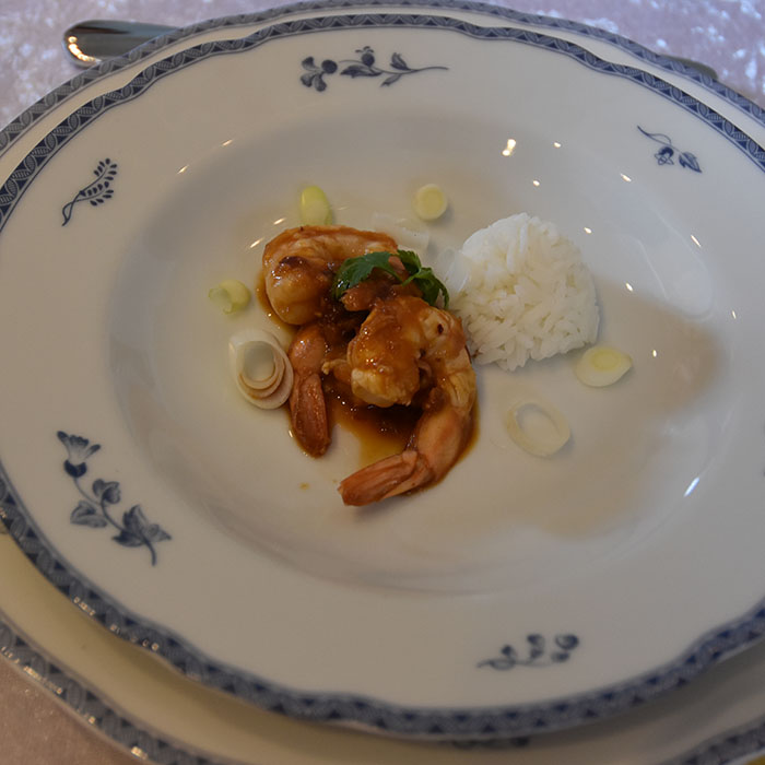 Scampi i bønnesaus Ingredienser 2 ss Olje (soya, raps, eller peanøtt) 1 ts Hvitløk (finhakket) 1 ts Ingefær (feersk, finhakket) 1 ss Misopasta (Aka misopaste) 1 ss Bønnepasta (Sichuan salted black beans) 12-16 Scampi ½ ts Soyasaus (lys) 1 ts Risvin (Shannoxing eller annen) 1 ts Sukker 1 Chili (rød, med eller uten frø) 4 ss Kyllingkraft 1 ss Vårløk (finhakket) https://heidisboble.no/ @heidisboble
