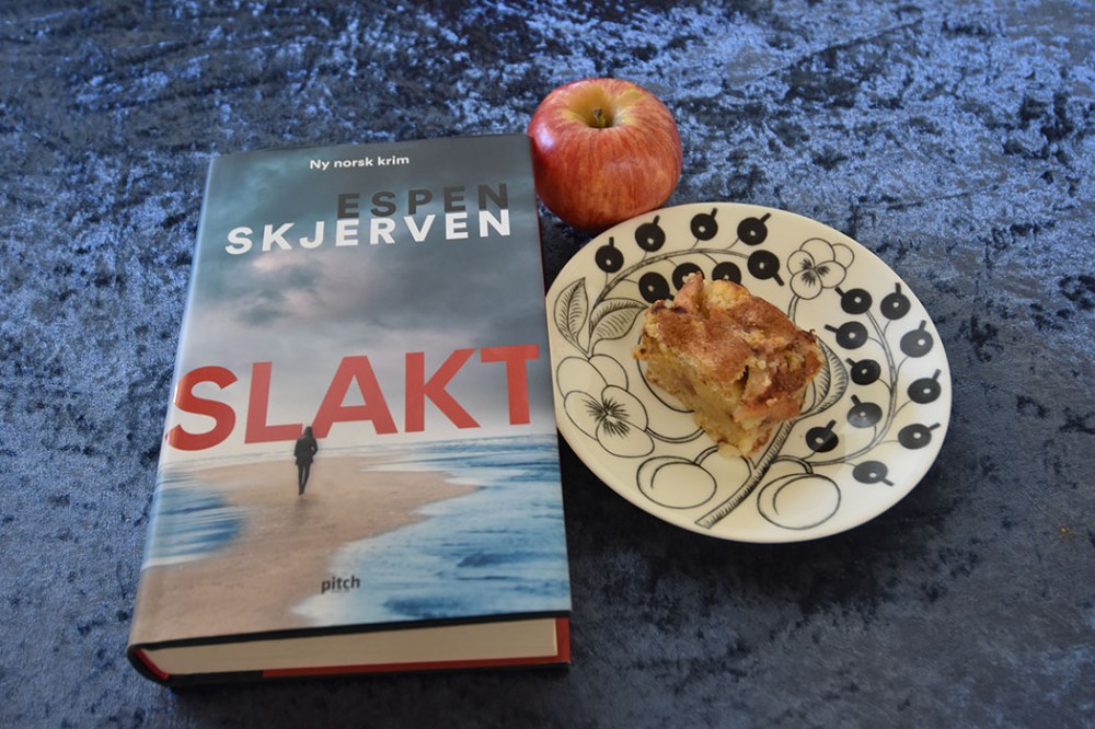 Skjerven, Espen (2019) «Slakt», Pitch forlag OG Mormors Eplekake Ingredienser: 2 Egg 1 ½ dl Sukker 3 ss Margarin (smeltet) 1 ½ dl Melk 3 dl Hvetemel 1 ½ ts Bakepulver 2 Epler (i biter) Sukker og kanel https://heidisboble.no/ @heidisboble