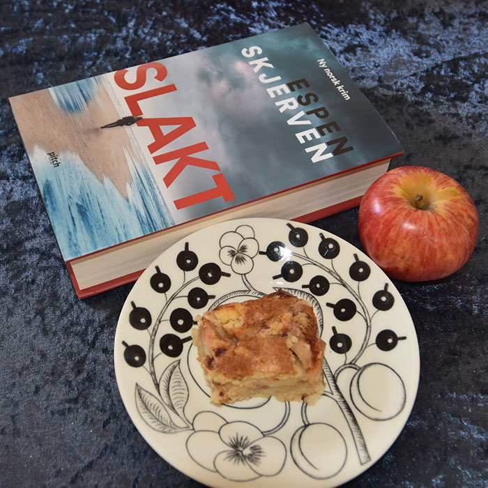 Skjerven, Espen (2019) «Slakt», Pitch forlag OG Mormors Eplekake Ingredienser: 2 Egg 1 ½ dl Sukker 3 ss Margarin (smeltet) 1 ½ dl Melk 3 dl Hvetemel 1 ½ ts Bakepulver 2 Epler (i biter) Sukker og kanel https://heidisboble.no/ @heidisboble