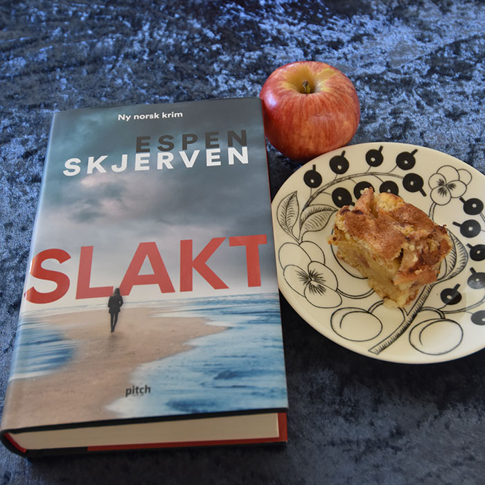 Skjerven, Espen (2019) «Slakt», Pitch forlag OG Mormors Eplekake Ingredienser: 2 Egg 1 ½ dl Sukker 3 ss Margarin (smeltet) 1 ½ dl Melk 3 dl Hvetemel 1 ½ ts Bakepulver 2 Epler (i biter) Sukker og kanel https://heidisboble.no/ @heidisboble