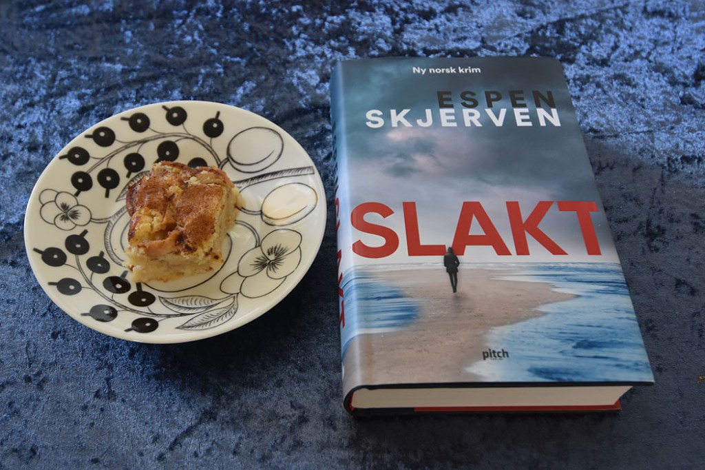 Skjerven, Espen (2019) «Slakt», Pitch forlag OG Mormors Eplekake Ingredienser: 2 Egg 1 ½ dl Sukker 3 ss Margarin (smeltet) 1 ½ dl Melk 3 dl Hvetemel 1 ½ ts Bakepulver 2 Epler (i biter) Sukker og kanel https://heidisboble.no/ @heidisboble