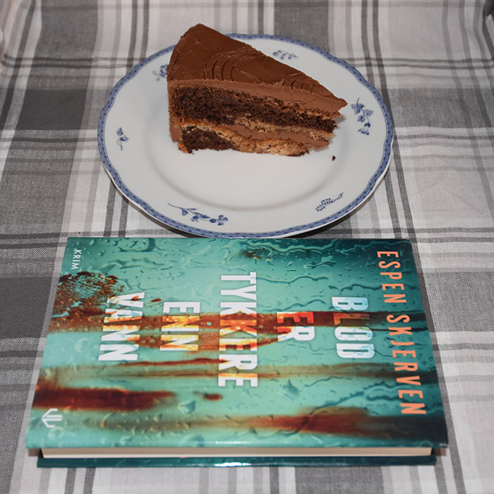 Skjerven, Espen (2021) «Blod er tykkere enn vann», LIV forlag OG Tropisk aroma (mormors) Ingredienser 120 g Smør (romtemperert) 300 g Sukker 3 Egg (romtemperert) 300 g Hvetemel 4 ts Bakepulver 2 dl Melk 1 ts Kanel 1 ts Muskat 2 ss Kakao 1 dl Kaffe Glasur: 4 ss Smør (romtemperert) 500 g Melis 4 ss Kakao 6 ss Kaffe (sterk) 2 ts Vaniljesukker https://heidisboble.no/ @heidisboble