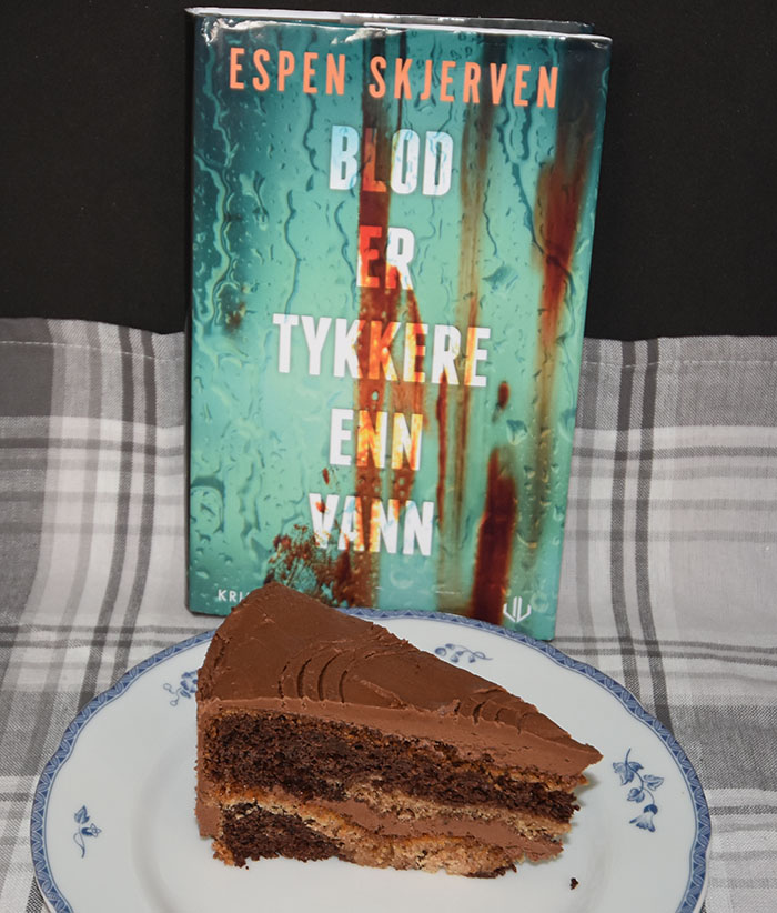 Skjerven, Espen (2021) «Blod er tykkere enn vann», LIV forlag OG Tropisk aroma (mormors) Ingredienser 120 g Smør (romtemperert) 300 g Sukker 3 Egg (romtemperert) 300 g Hvetemel 4 ts Bakepulver 2 dl Melk 1 ts Kanel 1 ts Muskat 2 ss Kakao 1 dl Kaffe Glasur: 4 ss Smør (romtemperert) 500 g Melis 4 ss Kakao 6 ss Kaffe (sterk) 2 ts Vaniljesukker https://heidisboble.no/ @heidisboble