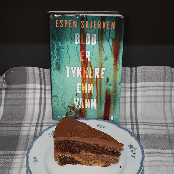 Skjerven, Espen (2021) «Blod er tykkere enn vann», LIV forlag OG Tropisk aroma (mormors) Ingredienser 120 g Smør (romtemperert) 300 g Sukker 3 Egg (romtemperert) 300 g Hvetemel 4 ts Bakepulver 2 dl Melk 1 ts Kanel 1 ts Muskat 2 ss Kakao 1 dl Kaffe Glasur: 4 ss Smør (romtemperert) 500 g Melis 4 ss Kakao 6 ss Kaffe (sterk) 2 ts Vaniljesukker https://heidisboble.no/ @heidisboble