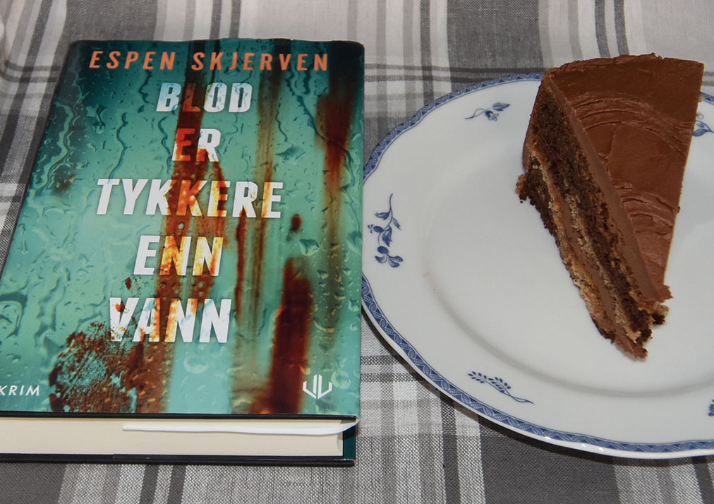 Skjerven, Espen (2021) «Blod er tykkere enn vann», LIV forlag OG Tropisk aroma (mormors) Ingredienser 120 g Smør (romtemperert) 300 g Sukker 3 Egg (romtemperert) 300 g Hvetemel 4 ts Bakepulver 2 dl Melk 1 ts Kanel 1 ts Muskat 2 ss Kakao 1 dl Kaffe Glasur: 4 ss Smør (romtemperert) 500 g Melis 4 ss Kakao 6 ss Kaffe (sterk) 2 ts Vaniljesukker https://heidisboble.no/ @heidisboble