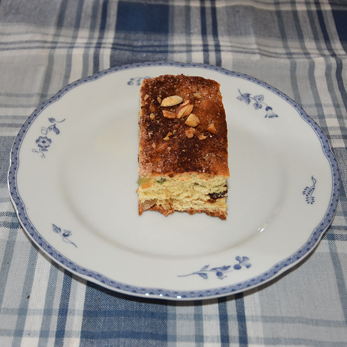 Farmors tekake med mandler, sukat og rosiner Ingredienser 4 dl Melk 25 g Gjær 75 g Smør (smeltet) 90 g Sukker 1 ts Kardemomme 1 Appelsin (skall) 100 g Sukat 100 g Rosiner Topping: 3 ss Smør 4 ss Sukker 20 Mandler (hakket) 1-2 ts Kanel https://heidisboble.no/ @heidisboble