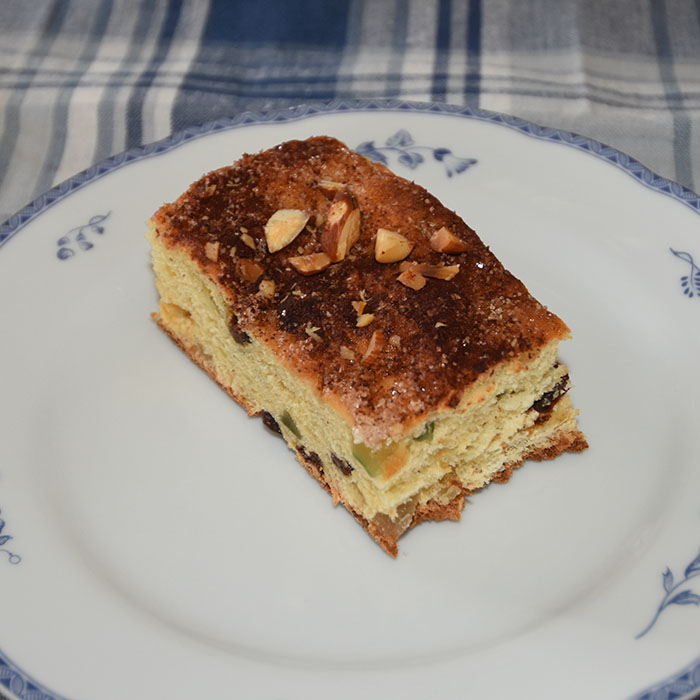 Farmors tekake med mandler, sukat og rosiner Ingredienser 4 dl Melk 25 g Gjær 75 g Smør (smeltet) 90 g Sukker 1 ts Kardemomme 1 Appelsin (skall) 100 g Sukat 100 g Rosiner Topping: 3 ss Smør 4 ss Sukker 20 Mandler (hakket) 1-2 ts Kanel https://heidisboble.no/ @heidisboble