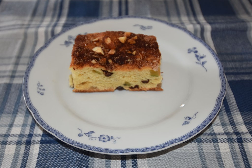 Farmors tekake med mandler, sukat og rosiner Ingredienser 4 dl Melk 25 g Gjær 75 g Smør (smeltet) 90 g Sukker 1 ts Kardemomme 1 Appelsin (skall) 100 g Sukat 100 g Rosiner Topping: 3 ss Smør 4 ss Sukker 20 Mandler (hakket) 1-2 ts Kanel https://heidisboble.no/ @heidisboble