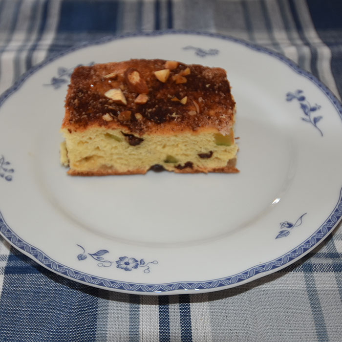 Farmors tekake med mandler, sukat og rosiner Ingredienser 4 dl Melk 25 g Gjær 75 g Smør (smeltet) 90 g Sukker 1 ts Kardemomme 1 Appelsin (skall) 100 g Sukat 100 g Rosiner Topping: 3 ss Smør 4 ss Sukker 20 Mandler (hakket) 1-2 ts Kanel https://heidisboble.no/ @heidisboble