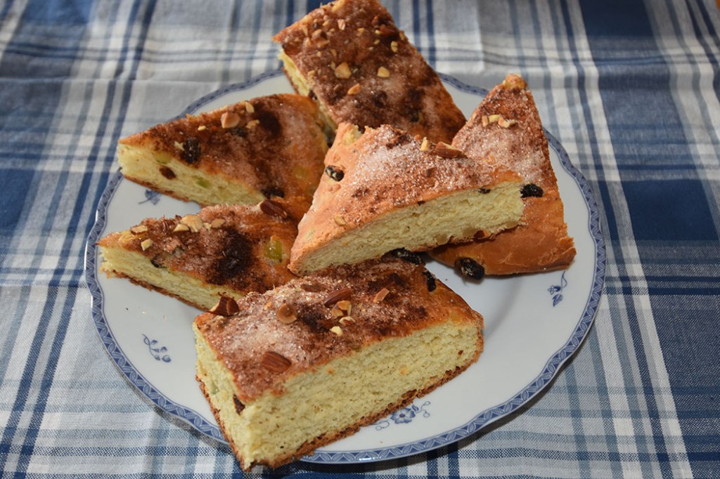 Farmors tekake med mandler, sukat og rosiner Ingredienser 4 dl Melk 25 g Gjær 75 g Smør (smeltet) 90 g Sukker 1 ts Kardemomme 1 Appelsin (skall) 100 g Sukat 100 g Rosiner Topping: 3 ss Smør 4 ss Sukker 20 Mandler (hakket) 1-2 ts Kanel https://heidisboble.no/ @heidisboble