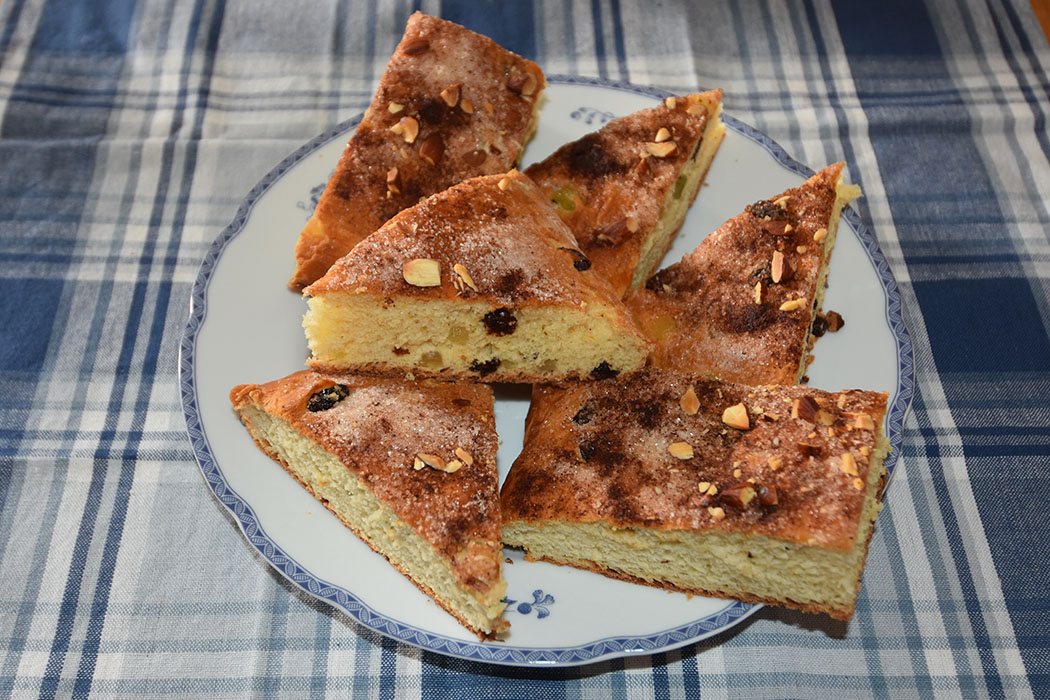 Farmors tekake med mandler, sukat og rosiner Ingredienser 4 dl Melk 25 g Gjær 75 g Smør (smeltet) 90 g Sukker 1 ts Kardemomme 1 Appelsin (skall) 100 g Sukat 100 g Rosiner Topping: 3 ss Smør 4 ss Sukker 20 Mandler (hakket) 1-2 ts Kanel https://heidisboble.no/ @heidisboble