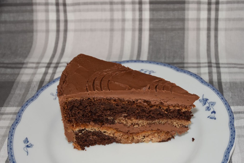 Tropisk aroma (mormors) Ingredienser 120 g Smør (romtemperert) 300 g Sukker 3 Egg (romtemperert) 300 g Hvetemel 4 ts Bakepulver 2 dl Melk 1 ts Kanel 1 ts Muskat 2 ss Kakao 1 dl Kaffe Glasur: 4 ss Smør (romtemperert) 500 g Melis 4 ss Kakao 6 ss Kaffe (sterk) 2 ts Vaniljesukker https://heidisboble.no/ @heidisboble