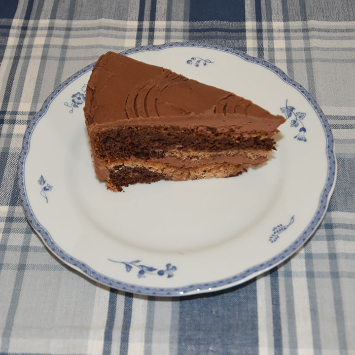 Tropisk aroma (mormors) Ingredienser 120 g Smør (romtemperert) 300 g Sukker 3 Egg (romtemperert) 300 g Hvetemel 4 ts Bakepulver 2 dl Melk 1 ts Kanel 1 ts Muskat 2 ss Kakao 1 dl Kaffe Glasur: 4 ss Smør (romtemperert) 500 g Melis 4 ss Kakao 6 ss Kaffe (sterk) 2 ts Vaniljesukker https://heidisboble.no/ @heidisboble