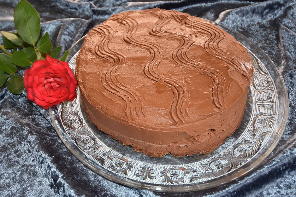 Tropisk aroma (mormors) Ingredienser 120 g Smør (romtemperert) 300 g Sukker 3 Egg (romtemperert) 300 g Hvetemel 4 ts Bakepulver 2 dl Melk 1 ts Kanel 1 ts Muskat 2 ss Kakao 1 dl Kaffe Glasur: 4 ss Smør (romtemperert) 500 g Melis 4 ss Kakao 6 ss Kaffe (sterk) 2 ts Vaniljesukker https://heidisboble.no/ @heidisboble