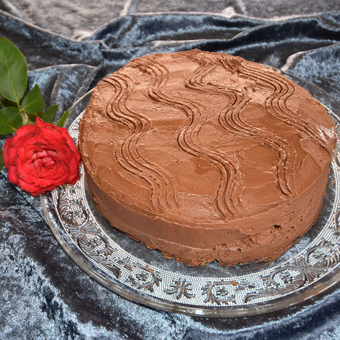 Tropisk aroma (mormors) Ingredienser 120 g Smør (romtemperert) 300 g Sukker 3 Egg (romtemperert) 300 g Hvetemel 4 ts Bakepulver 2 dl Melk 1 ts Kanel 1 ts Muskat 2 ss Kakao 1 dl Kaffe Glasur: 4 ss Smør (romtemperert) 500 g Melis 4 ss Kakao 6 ss Kaffe (sterk) 2 ts Vaniljesukker https://heidisboble.no/ @heidisboble