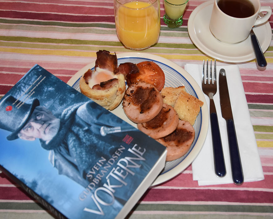 Gudbrandsen, Svein (2021) «Vokterne», Kolofon Forlag OG Egg og bacon – tilberedt i stekeovnen Ingredienser 4 skiver Loff 4 skiver Bacon 2 Egg Smør (smeltet) https://heidisboble.no/ @heidisboble