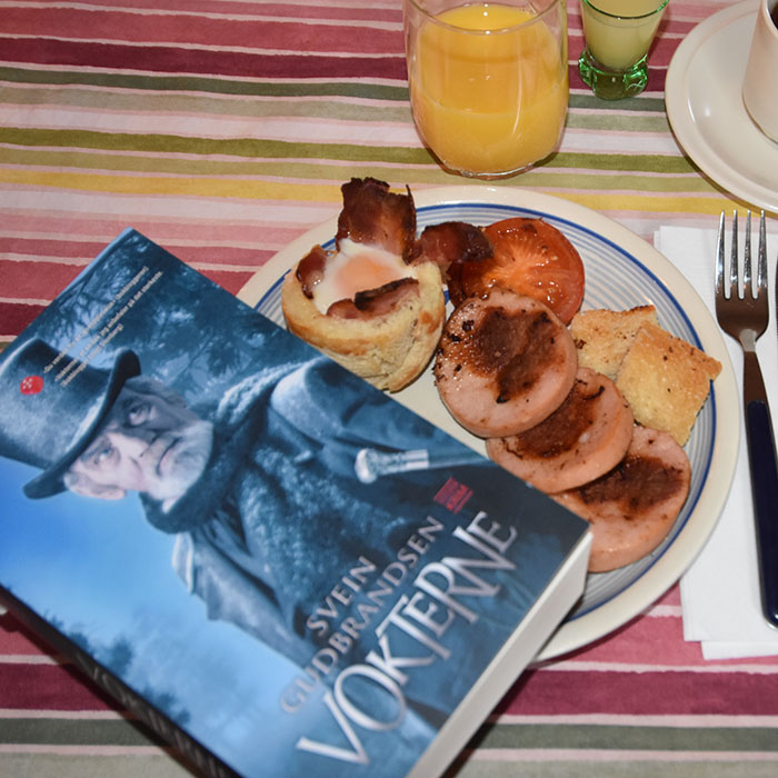 Gudbrandsen, Svein (2021) «Vokterne», Kolofon Forlag OG Egg og bacon – tilberedt i stekeovnen Ingredienser 4 skiver Loff 4 skiver Bacon 2 Egg Smør (smeltet) https://heidisboble.no/ @heidisboble