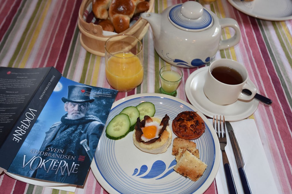 Gudbrandsen, Svein (2021) «Vokterne», Kolofon Forlag OG Egg og bacon – tilberedt i stekeovnen Ingredienser 4 skiver Loff 4 skiver Bacon 2 Egg Smør (smeltet) https://heidisboble.no/ @heidisboble